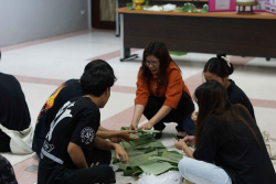 20240822100152.jpg - กิจกรรมอบรมเชิงปฏิบัติการการทำบายศรีสู่ขวัญสำหรับงานพิธีต่างๆ | https://facagri.cmru.ac.th/web