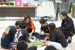 20240822100155.jpg - กิจกรรมอบรมเชิงปฏิบัติการการทำบายศรีสู่ขวัญสำหรับงานพิธีต่างๆ | https://facagri.cmru.ac.th/web