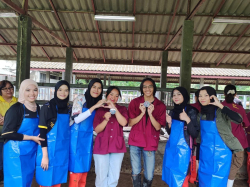 20240823081418(1).jpg - ฝึกประสบการณ์ตรวจสุขภาพและตรวจระบบสืบพันธุ์โคเบื้องต้น นักศึกษาจาก Universiti Teknologi MARA, Malaysia | https://facagri.cmru.ac.th/web