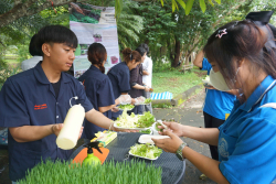 20240911134630.jpg - เยี่ยมชมบูธผลงานคณาจารย์และนักศึกษา | https://facagri.cmru.ac.th/web