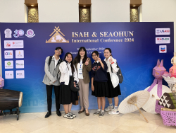 20240919130149.jpg - นำเสนอบทความวิจัยในรูปแบบโปสเตอร์ การประชุมวิชาการระดับนานาชาติ ISAH & SEAOHUN International Conference 2024 | https://facagri.cmru.ac.th/web