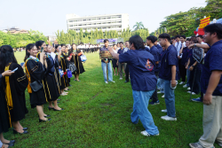 20241015082633.jpg - งานบัณฑิตานุสรณ์ บัณฑิตมหาวิทยาลัยราชภัฏเชียงใหม่ ประจำปีการศึกษา 2567 รุ่น 45 | https://facagri.cmru.ac.th/web