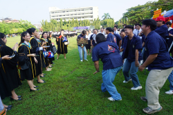 20241015082634.jpg - งานบัณฑิตานุสรณ์ บัณฑิตมหาวิทยาลัยราชภัฏเชียงใหม่ ประจำปีการศึกษา 2567 รุ่น 45 | https://facagri.cmru.ac.th/web