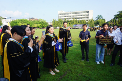 20241015082658.jpg - งานบัณฑิตานุสรณ์ บัณฑิตมหาวิทยาลัยราชภัฏเชียงใหม่ ประจำปีการศึกษา 2567 รุ่น 45 | https://facagri.cmru.ac.th/web