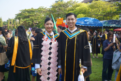 20241015082715.jpg - งานบัณฑิตานุสรณ์ บัณฑิตมหาวิทยาลัยราชภัฏเชียงใหม่ ประจำปีการศึกษา 2567 รุ่น 45 | https://facagri.cmru.ac.th/web