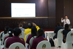 20241206140527(1).jpg - บรรยายและแลกเปลี่ยนงานวิจัยและให้คำแนะนำการทำงานวิจัยให้กับนักวิจัยและนักศึกษา | https://facagri.cmru.ac.th/web