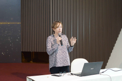20241206140540.jpg - บรรยายและแลกเปลี่ยนงานวิจัยและให้คำแนะนำการทำงานวิจัยให้กับนักวิจัยและนักศึกษา | https://facagri.cmru.ac.th/web