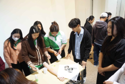 20250122123727.jpg - อบรมเชิงปฏิบัติการสร้างการเรียนรู้แบบสหวิชาชีพ (Inter-Professional Education) ผ่านมุมมองและประสบการณ์การป้องกันโรคพิษสุนัขบ้าของวิชาชีพอื่นๆ | https://facagri.cmru.ac.th/web