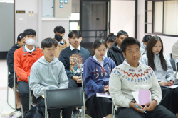 20250214104314.jpg - กิจกรรมอบรมเตรียมความพร้อมสู่การเป็นครูมืออาชีพในศตวรรษที่ 21 ตามสมรรถนะและมาตรฐานวิชาชีพครู | https://facagri.cmru.ac.th/web