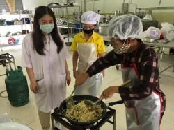 20210816083704(2).jpg - กิจกรรมแปรรูป ผัดไทย กระทงทองสมุนไพร หมูสวรรค์ และน้ำอันชัญพาสเจอร์ไรซ์ | https://facagri.cmru.ac.th/web
