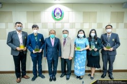 20210921040814.jpg - คณะเทคโนโลยีการเกษตร เข้ารับรางวัลผลการประเมินคุณภาพการศึกษาภายในยอดเยี่ยม ประจำปีการศึกษา 2563 | https://facagri.cmru.ac.th/web