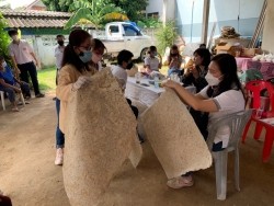 20211019040044.jpg - การสัมมนาเชิงปฏิบัติการเรื่องเทคนิคการเพ้นท์ผ้าใยกัญชง และการอบรมเชิงปฏิบัติการเรื่องกระดาษจากฟางข้าว | https://facagri.cmru.ac.th/web