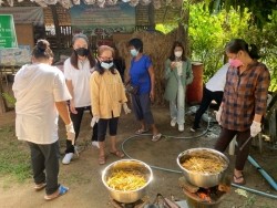 20211019040050.jpg - การสัมมนาเชิงปฏิบัติการเรื่องเทคนิคการเพ้นท์ผ้าใยกัญชง และการอบรมเชิงปฏิบัติการเรื่องกระดาษจากฟางข้าว | https://facagri.cmru.ac.th/web