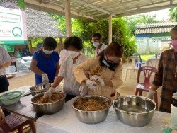 20211019040051.jpg - การสัมมนาเชิงปฏิบัติการเรื่องเทคนิคการเพ้นท์ผ้าใยกัญชง และการอบรมเชิงปฏิบัติการเรื่องกระดาษจากฟางข้าว | https://facagri.cmru.ac.th/web