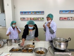 20211209032618.jpg - อบรมการเพิ่มมูลค่าผลิตภัณฑ์จากเนื้อสัตว์และสมุนไพร | https://facagri.cmru.ac.th/web