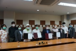 20220131081900.jpg - ลงนามความร่วมมือ 4 ฝ่ายในด้านการวิจัยและพัฒนาสมุนไพรครบวงจร | https://facagri.cmru.ac.th/web