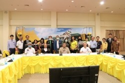 20220221074024.jpg - จังหวัดเชียงใหม่ จับมือ เกษตรกรเจ้าของแปลง young smart farmer และผู้สนใจทำเกษตรอินทรีย์ในภาคเหนือ พัฒนาหัวขบวนเกษตรอินทรีย์แบบมีส่วนร่วม SDGsPGS สู่การพัฒนาเศรษฐกิจฐานรากอย่างยั่งยืน | https://facagri.cmru.ac.th/web