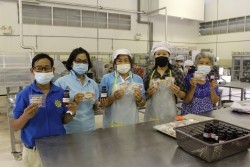 20220318092817.jpg - การแปรรูปผลิตภัณฑ์ ข้าวพองบาร์เสริมถั่วลายเสือ-น้ำดอกไม้รวมพาสเจอไรซ์ | https://facagri.cmru.ac.th/web