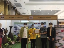 20220502031541.jpg - มอบเกียรติบัตรรางวัลตำบลที่มีวิธีการปฏิบัติที่เป็นเลิศ กับนายกเทศมนตรีตำบลท่าผา | https://facagri.cmru.ac.th/web