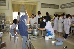20220901072151.jpg - อบรมเชิงปฏิบัติการ น้ำดอกไม้รวมพาสเจอไรซ์ ลูปประคบแห้งสมุนไพร | https://facagri.cmru.ac.th/web