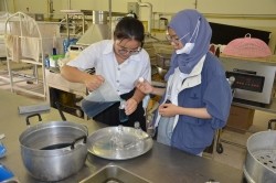 20220901072157.jpg - อบรมเชิงปฏิบัติการ น้ำดอกไม้รวมพาสเจอไรซ์ ลูปประคบแห้งสมุนไพร | https://facagri.cmru.ac.th/web