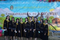 20221220035228.jpg - ถ่ายรูปกับญาติและถ่ายรูปหมู่บัณฑิต รุ่นที่ 43 ประจำปีการศึกษา 2560-2562 | https://facagri.cmru.ac.th/web
