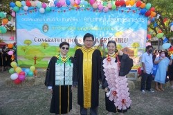 20221220035234.jpg - ถ่ายรูปกับญาติและถ่ายรูปหมู่บัณฑิต รุ่นที่ 43 ประจำปีการศึกษา 2560-2562 | https://facagri.cmru.ac.th/web