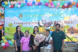 20221220035237.jpg - ถ่ายรูปกับญาติและถ่ายรูปหมู่บัณฑิต รุ่นที่ 43 ประจำปีการศึกษา 2560-2562 | https://facagri.cmru.ac.th/web