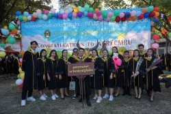 20221220035240.jpg - ถ่ายรูปกับญาติและถ่ายรูปหมู่บัณฑิต รุ่นที่ 43 ประจำปีการศึกษา 2560-2562 | https://facagri.cmru.ac.th/web