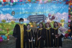 20221220035245.jpg - ถ่ายรูปกับญาติและถ่ายรูปหมู่บัณฑิต รุ่นที่ 43 ประจำปีการศึกษา 2560-2562 | https://facagri.cmru.ac.th/web