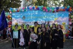 20221220035248.jpg - ถ่ายรูปกับญาติและถ่ายรูปหมู่บัณฑิต รุ่นที่ 43 ประจำปีการศึกษา 2560-2562 | https://facagri.cmru.ac.th/web