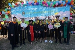 20221220035253.jpg - ถ่ายรูปกับญาติและถ่ายรูปหมู่บัณฑิต รุ่นที่ 43 ประจำปีการศึกษา 2560-2562 | https://facagri.cmru.ac.th/web