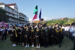 20221220035256.jpg - ถ่ายรูปกับญาติและถ่ายรูปหมู่บัณฑิต รุ่นที่ 43 ประจำปีการศึกษา 2560-2562 | https://facagri.cmru.ac.th/web