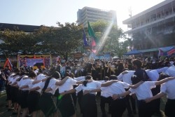 20221220035301.jpg - ถ่ายรูปกับญาติและถ่ายรูปหมู่บัณฑิต รุ่นที่ 43 ประจำปีการศึกษา 2560-2562 | https://facagri.cmru.ac.th/web