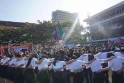 20221220035304.jpg - ถ่ายรูปกับญาติและถ่ายรูปหมู่บัณฑิต รุ่นที่ 43 ประจำปีการศึกษา 2560-2562 | https://facagri.cmru.ac.th/web