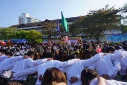 20221220035310.jpg - ถ่ายรูปกับญาติและถ่ายรูปหมู่บัณฑิต รุ่นที่ 43 ประจำปีการศึกษา 2560-2562 | https://facagri.cmru.ac.th/web