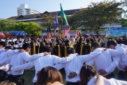 20221220035313.jpg - ถ่ายรูปกับญาติและถ่ายรูปหมู่บัณฑิต รุ่นที่ 43 ประจำปีการศึกษา 2560-2562 | https://facagri.cmru.ac.th/web