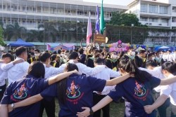 20221220035320.jpg - ถ่ายรูปกับญาติและถ่ายรูปหมู่บัณฑิต รุ่นที่ 43 ประจำปีการศึกษา 2560-2562 | https://facagri.cmru.ac.th/web