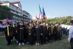 20221220035323.jpg - ถ่ายรูปกับญาติและถ่ายรูปหมู่บัณฑิต รุ่นที่ 43 ประจำปีการศึกษา 2560-2562 | https://facagri.cmru.ac.th/web