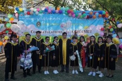 20221220035326.jpg - ถ่ายรูปกับญาติและถ่ายรูปหมู่บัณฑิต รุ่นที่ 43 ประจำปีการศึกษา 2560-2562 | https://facagri.cmru.ac.th/web
