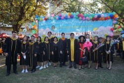 20221220035329.jpg - ถ่ายรูปกับญาติและถ่ายรูปหมู่บัณฑิต รุ่นที่ 43 ประจำปีการศึกษา 2560-2562 | https://facagri.cmru.ac.th/web