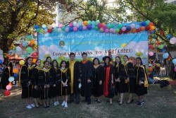 20221220035331.jpg - ถ่ายรูปกับญาติและถ่ายรูปหมู่บัณฑิต รุ่นที่ 43 ประจำปีการศึกษา 2560-2562 | https://facagri.cmru.ac.th/web