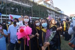 20221220035334.jpg - ถ่ายรูปกับญาติและถ่ายรูปหมู่บัณฑิต รุ่นที่ 43 ประจำปีการศึกษา 2560-2562 | https://facagri.cmru.ac.th/web