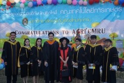 20221220035337.jpg - ถ่ายรูปกับญาติและถ่ายรูปหมู่บัณฑิต รุ่นที่ 43 ประจำปีการศึกษา 2560-2562 | https://facagri.cmru.ac.th/web