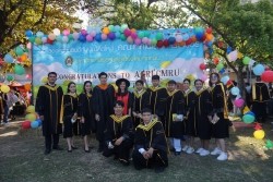 20221220035340.jpg - ถ่ายรูปกับญาติและถ่ายรูปหมู่บัณฑิต รุ่นที่ 43 ประจำปีการศึกษา 2560-2562 | https://facagri.cmru.ac.th/web