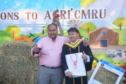 20221220035342.jpg - ถ่ายรูปกับญาติและถ่ายรูปหมู่บัณฑิต รุ่นที่ 43 ประจำปีการศึกษา 2560-2562 | https://facagri.cmru.ac.th/web