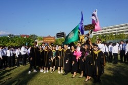 20221220035348.jpg - ถ่ายรูปกับญาติและถ่ายรูปหมู่บัณฑิต รุ่นที่ 43 ประจำปีการศึกษา 2560-2562 | https://facagri.cmru.ac.th/web