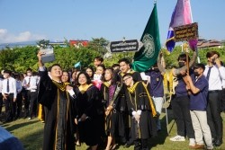20221220035351.jpg - ถ่ายรูปกับญาติและถ่ายรูปหมู่บัณฑิต รุ่นที่ 43 ประจำปีการศึกษา 2560-2562 | https://facagri.cmru.ac.th/web