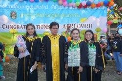 20221220035353.jpg - ถ่ายรูปกับญาติและถ่ายรูปหมู่บัณฑิต รุ่นที่ 43 ประจำปีการศึกษา 2560-2562 | https://facagri.cmru.ac.th/web