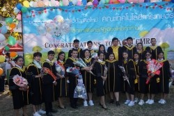 20221220035403.jpg - ถ่ายรูปกับญาติและถ่ายรูปหมู่บัณฑิต รุ่นที่ 43 ประจำปีการศึกษา 2560-2562 | https://facagri.cmru.ac.th/web